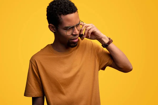 Hombre negro molesto hablando en el teléfono inteligente — Foto de Stock