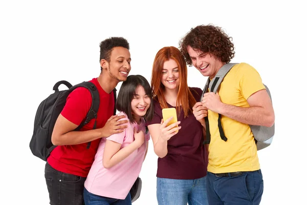 Estudantes multiétnicos navegando smartphone juntos — Fotografia de Stock