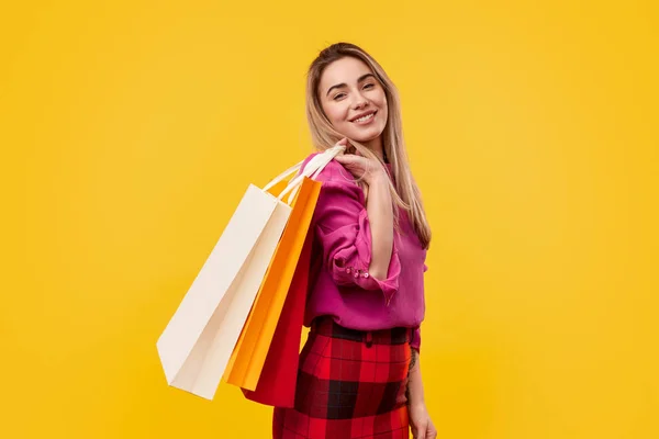 Mujer alegre llevando bolsas de papel de colores —  Fotos de Stock