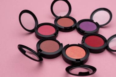 Renkli blushers kompozisyonu