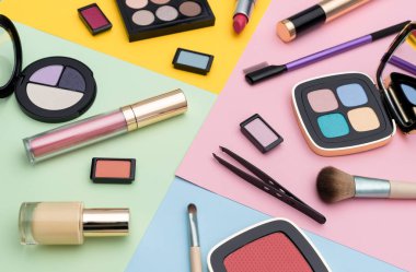 Çeşitli makyaj araçları seti