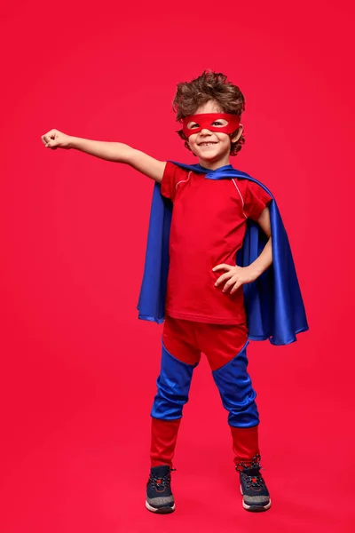 Superhéroe alegre en pose heroica — Foto de Stock