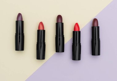 Açık ruj tüpleri seti
