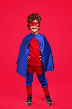 Küçük süper kahraman kamera için gülümseyen