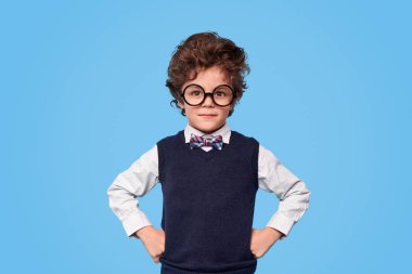 Sevimli nerdy öğrenci kameraya bakıyor