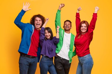 Neşeli farklı arkadaşlar zaferi kutluyor