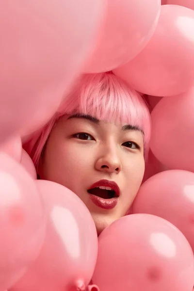 Wstrząśnięty Asian żeński w różowy balony — Zdjęcie stockowe