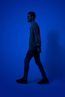 Karanlık odada yürüyen şık siyah adam