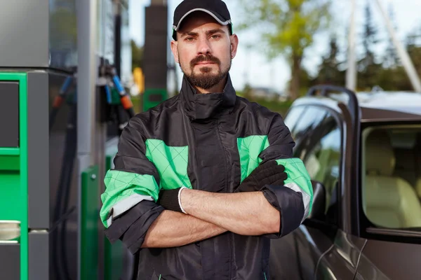 Trabajador de gasolinera seguro —  Fotos de Stock