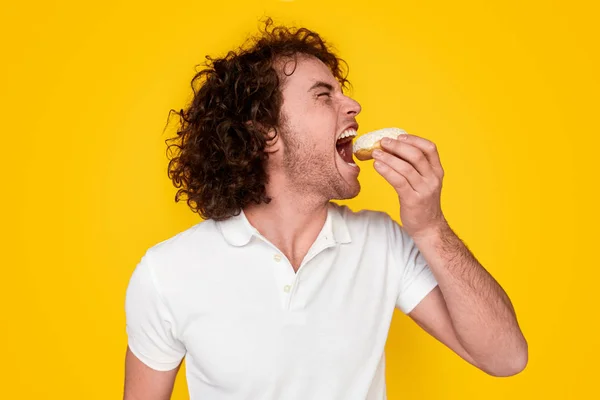 Funny man eating doughnut — Stock Photo, Image