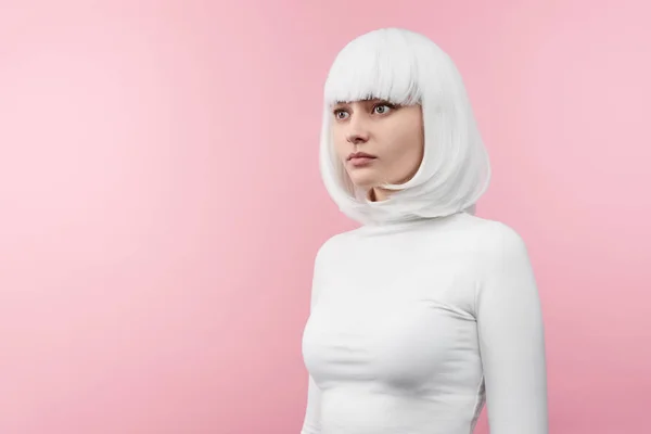 Футуристическая женщина в белом парике — стоковое фото