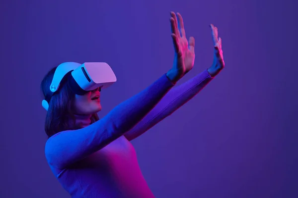 Překvapena ženská interakce s virtuální realitou — Stock fotografie