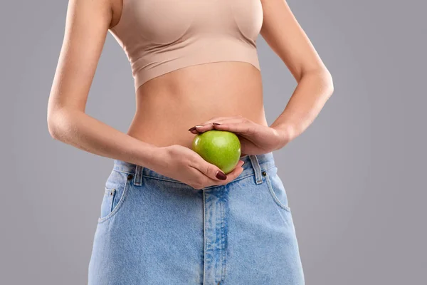 Ernteweibchen mit gesundem Apfel — Stockfoto