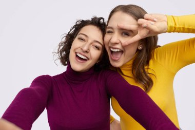 Heyecanlı genç kızlar birlikte selfie çekiyor