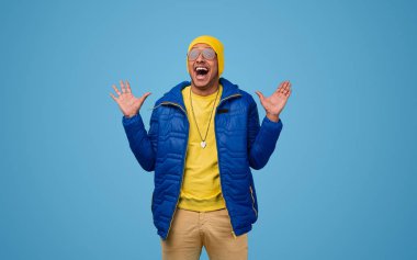 Renkli kıyafetli sürpriz siyah adam