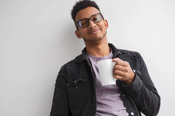 Pleased black man with hot beverage — Stock Photo, Image
