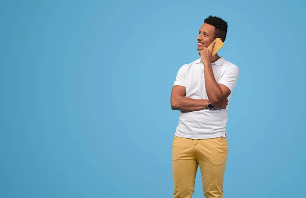 Confident black guy talking on smartphone — Stock Photo, Image