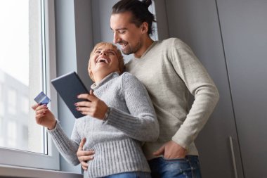 Mutlu çift online alışveriş yapma