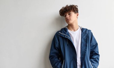 Duvara yaslanmış rüya gibi genç