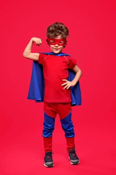 Liten superhjälte visar biceps — Stockfoto