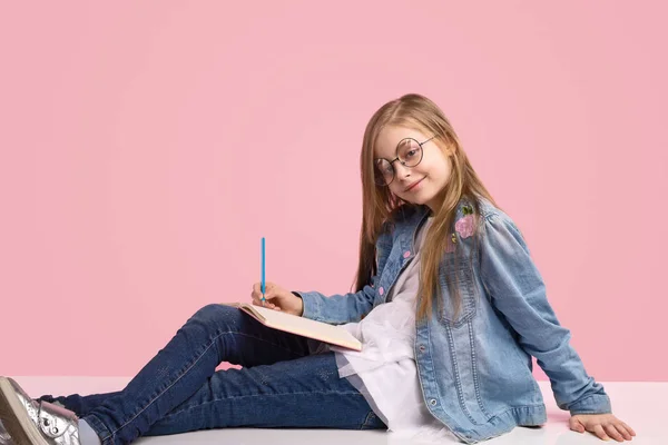 Relaxado menina escrevendo em notebook — Fotografia de Stock