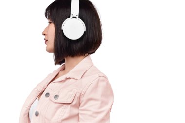 Asyalı kadın müzik dinliyor ve başka bir yere bakıyor