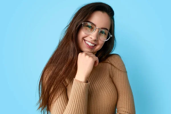 Encantadora chica adolescente mirando a la cámara — Foto de Stock