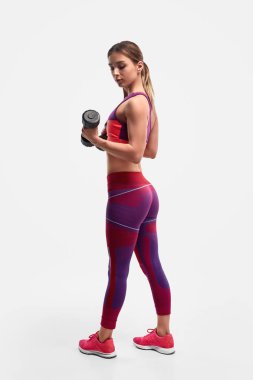 Halterle egzersiz yapan zinde bir kadın.