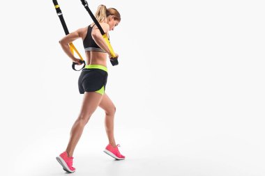 Bayan atlet süspansiyon antrenmanı yapıyor