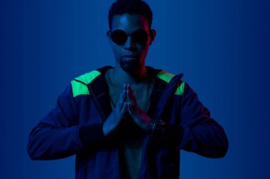 Trendy siyah adam ellerini çırpma