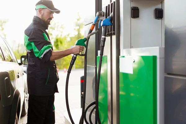 Dispensador colgante para empleados en bomba de gas — Foto de Stock