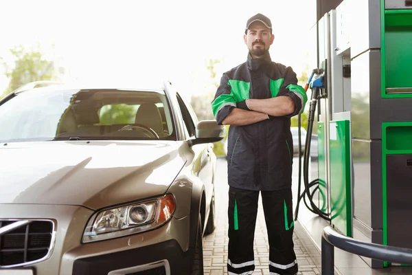 Selbstbewusster Arbeiter und Auto auf Tankstelle — Stockfoto