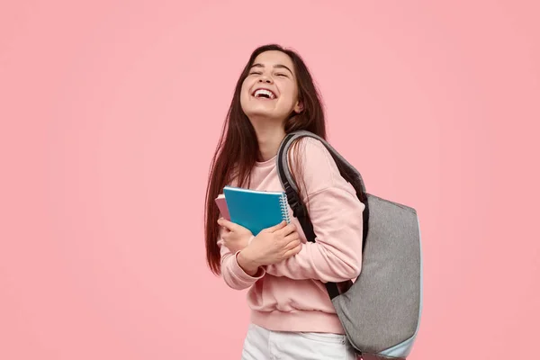 Studente eccitato ridere e abbracciare quaderni — Foto Stock