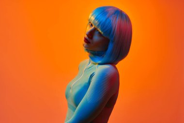 Rüya gibi fütüristik bayan uzağa bakıyor