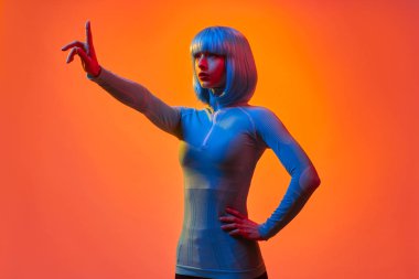 Spacewoman görünmez ekran ile etkileşim