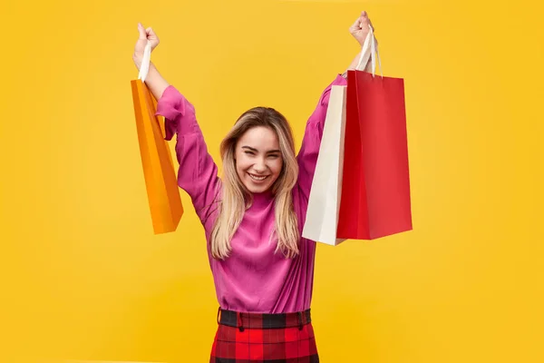 Joven alegre con compras —  Fotos de Stock