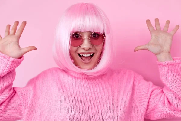Elegante hembra sorprendida en peluca rosa — Foto de Stock