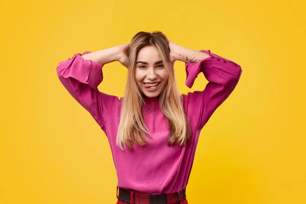 Pazzo giovane donna arruffianamento capelli — Foto Stock