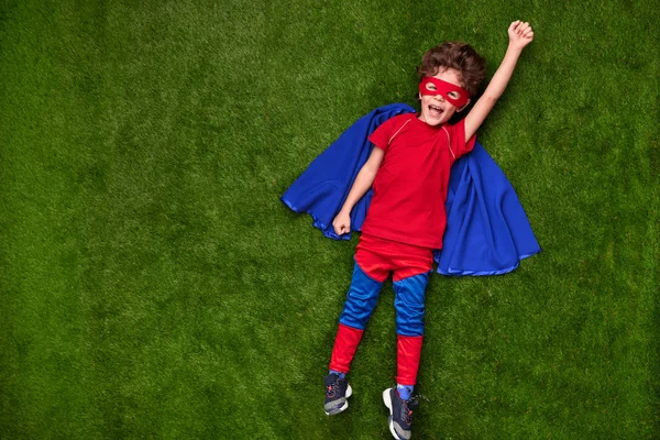 Supereroe allegro che vola sopra l'erba — Foto Stock