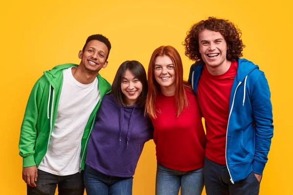 Groep vrolijke internationale vrienden — Stockfoto