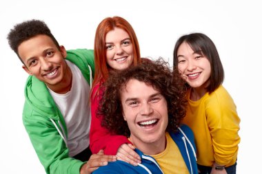 Çok ırklı arkadaşlar birlikte selfie çekiyor