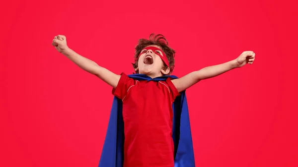 Emocionado superhéroe gritando y mirando hacia arriba — Foto de Stock