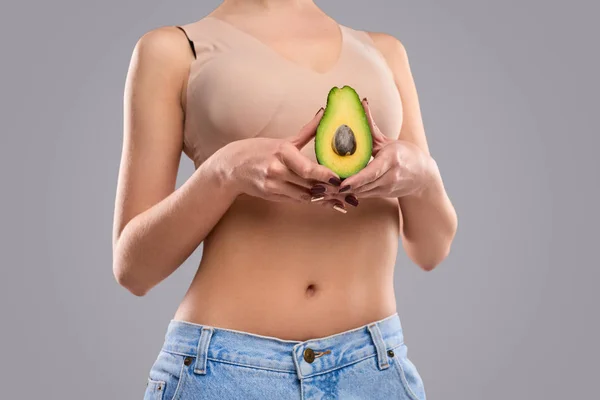 Ernteweibchen zeigt gesunde Avocado — Stockfoto