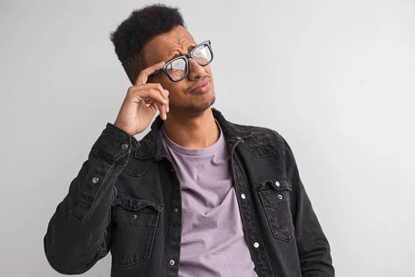 Confiante preto macho em óculos olhando para longe — Fotografia de Stock