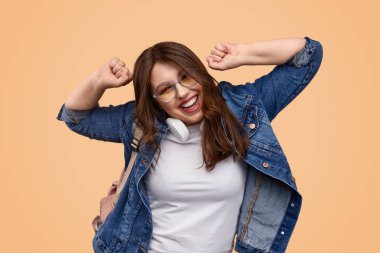 Neşeli tombul bayan dans ve kameraya bakıyor