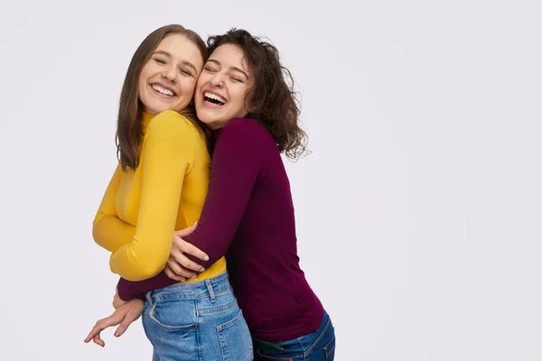 Jovem alegre abraçando melhor amigo — Fotografia de Stock