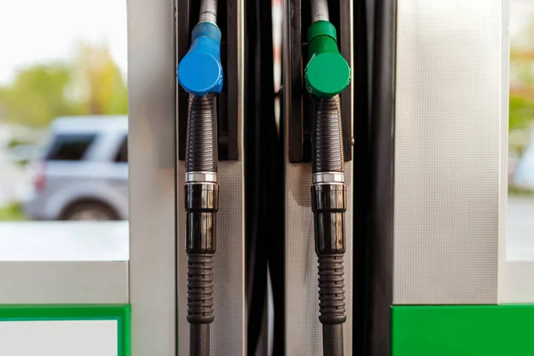 Gassproeiers op pomp van tankstation — Stockfoto