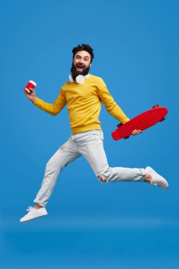 İçki ve Longboard ile atlama neşeli hipster