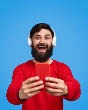 Akıllı telefon kullanarak kulaklıkta neşeli hipster