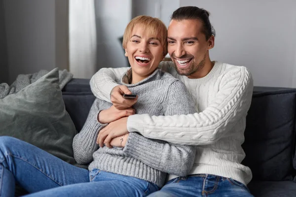 Happy couple watching TV — Stock Photo, Image